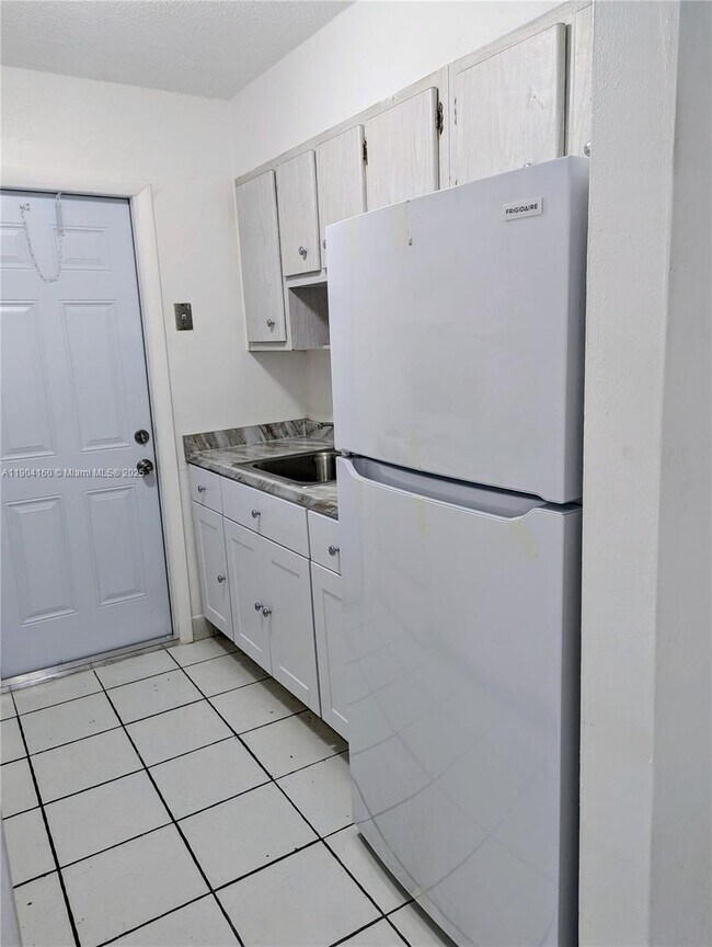 Building Photo - 1830 Sheridan St