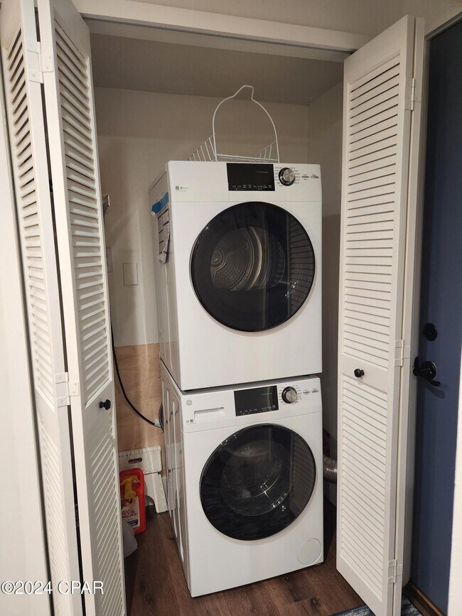 Building Photo - 4726 Bay Point Rd