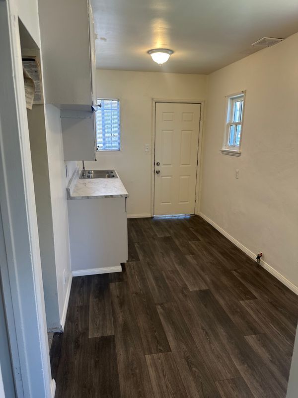 Building Photo - 932 W 71st St