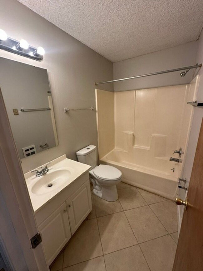 Building Photo - 118 Creekside Dr