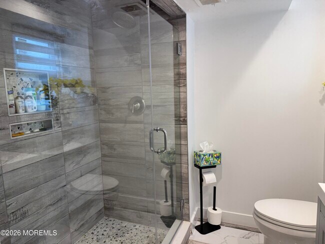 Building Photo - 5 Ash St