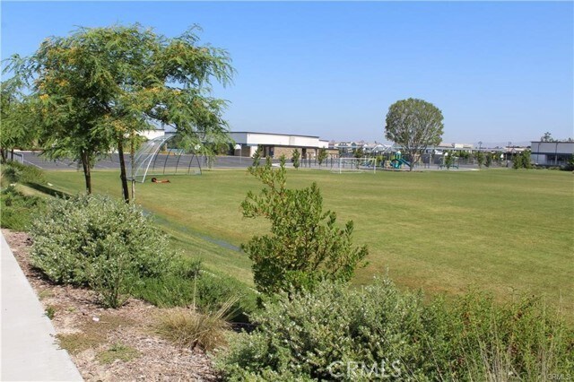 Building Photo - 140 Paramount