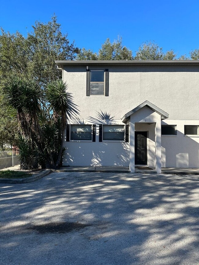 Building Photo - Spacious End-Unit Townhome Under Market Value – Freshly Updated & Prime Plant City Location
