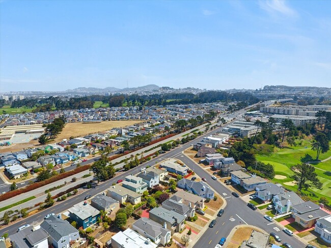 Building Photo - Spacious Westlake Home