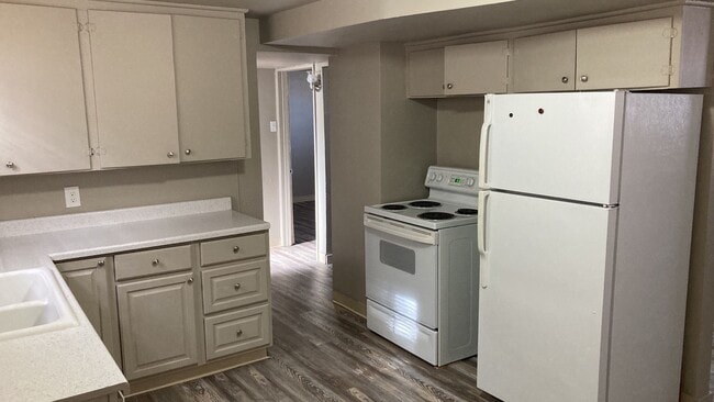 Building Photo - Cozy Apartment