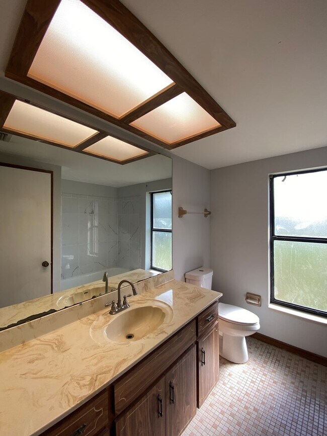 Building Photo - REDUCED RENT!!! Catch it while you can Cedar Hills - Desirable SE neighborhood 3/2/2