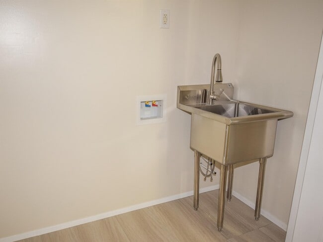 Building Photo - 241 E 900 N