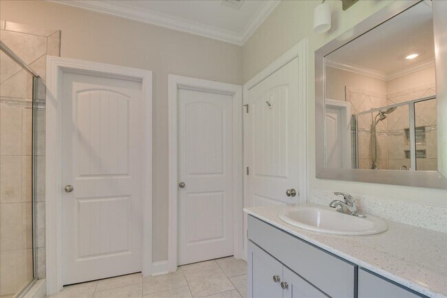 Building Photo - 323 Colonnades Dr