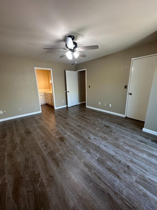 Building Photo - 5072 N Forkner Ave