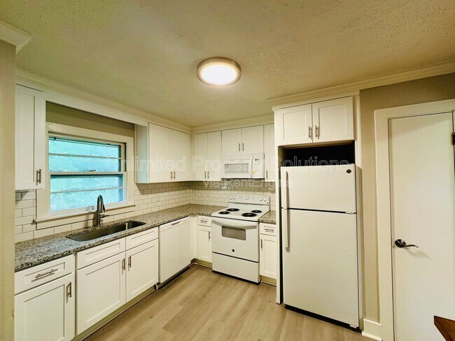 Building Photo - 133 Hinton Ave