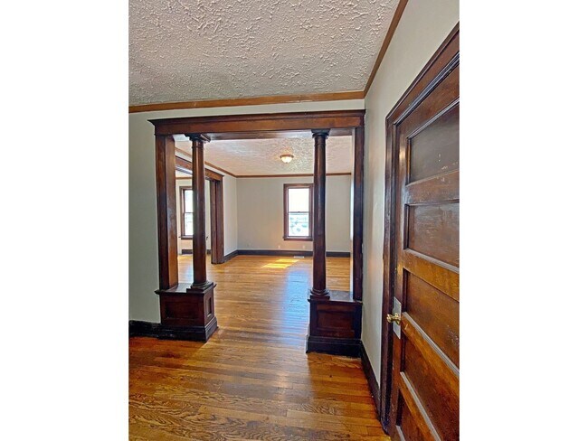 Building Photo - Little Bohemia 4 bedroom home