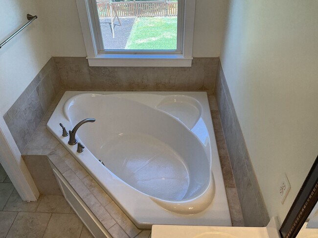 Building Photo - 4 Bedroom 2.5 Bathroom located in Old Mill...