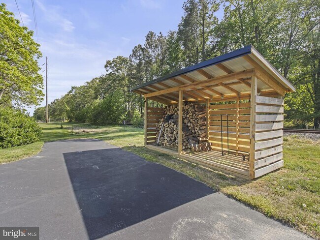 Building Photo - 9505 Lomax Rd