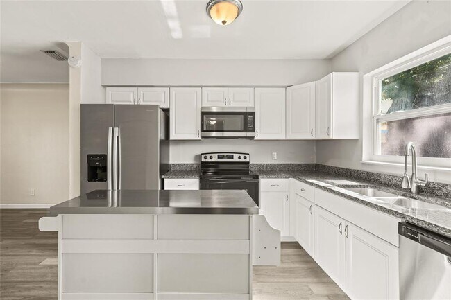 Building Photo - 4350 1st Ave S