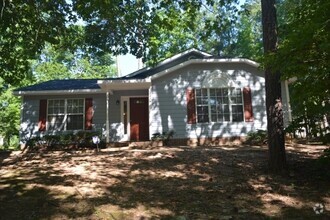 Building Photo - 3 bedroom/2 bathroom located in Sanford