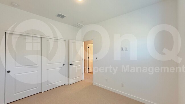 Building Photo - 2746 W Red Fox Rd