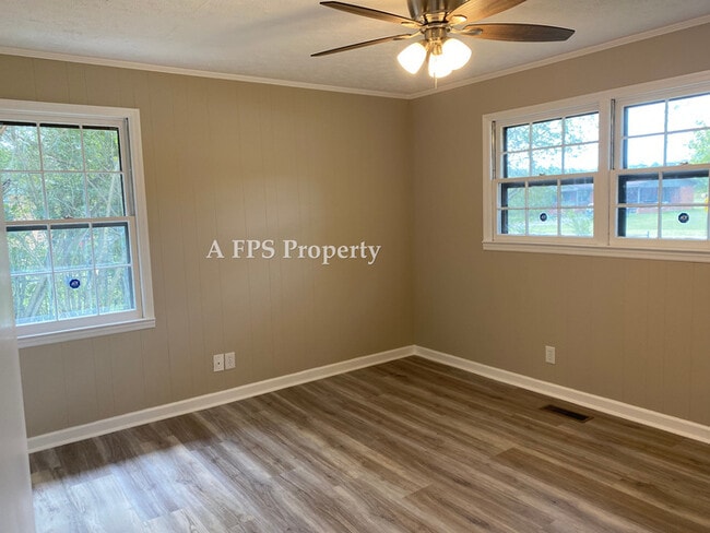 Building Photo - 194 Clairmount Dr SE