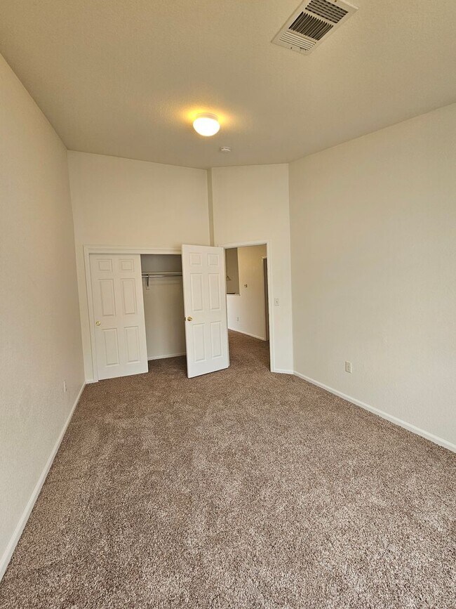 Building Photo - Spacious Second Floor Condo