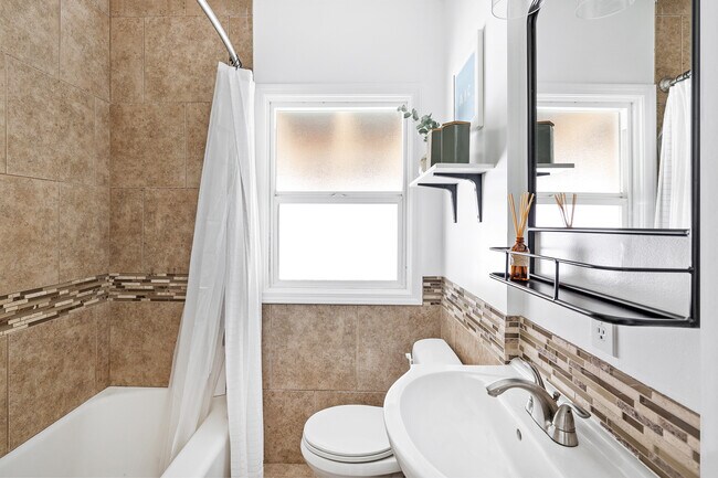 Upstairs Bath - 3168 S 2000 E