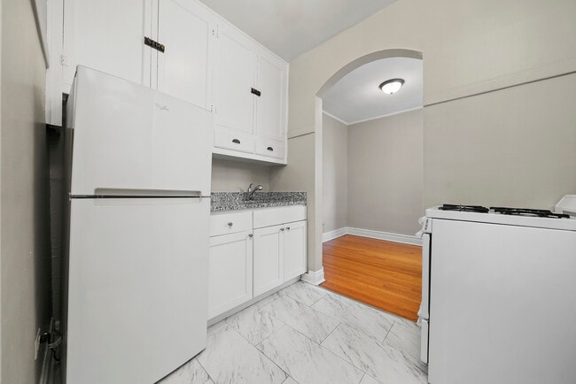 Building Photo - 1939 Grove Ave