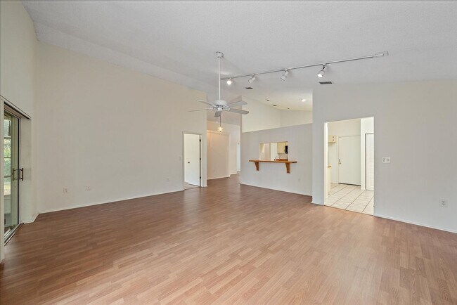 Building Photo - Annual 3 bed 2 bath house with a garage av...