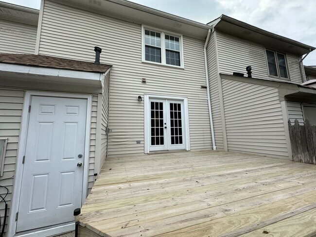 Building Photo - Available 11-14-25! Lakefront Townhome w/2...