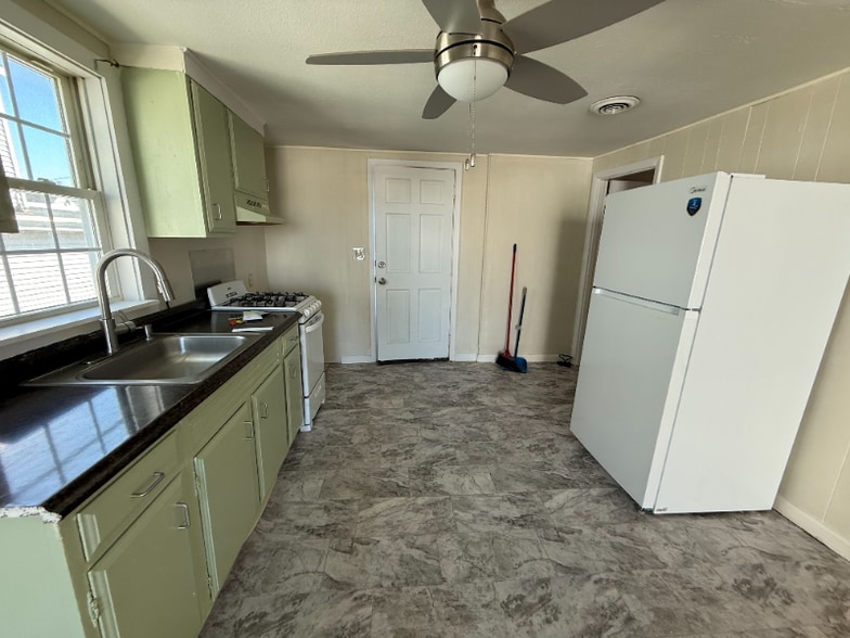 Building Photo - 13 F St