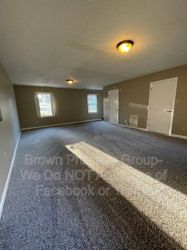 Building Photo - 1536 Rossmore Dr