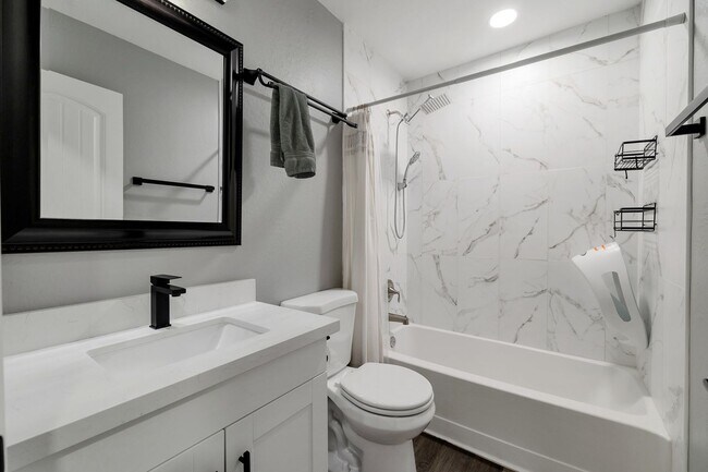 Building Photo - Beautiful Glendale Home With Pool!