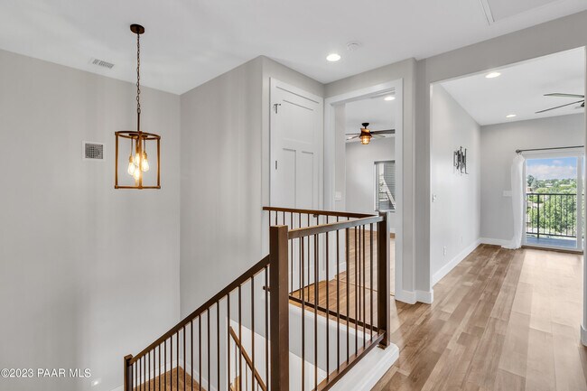 Building Photo - 1584 Majestic Way