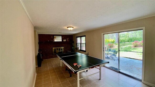 Building Photo - 2901 Victoria Dr