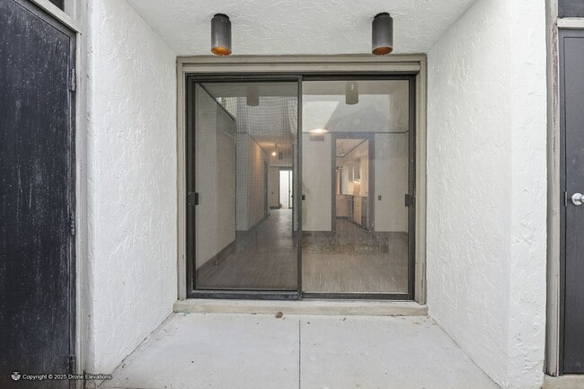 Building Photo - DOWNTOWN ~ Luxury Gene Leedy Townhouse ~ with Community Pool