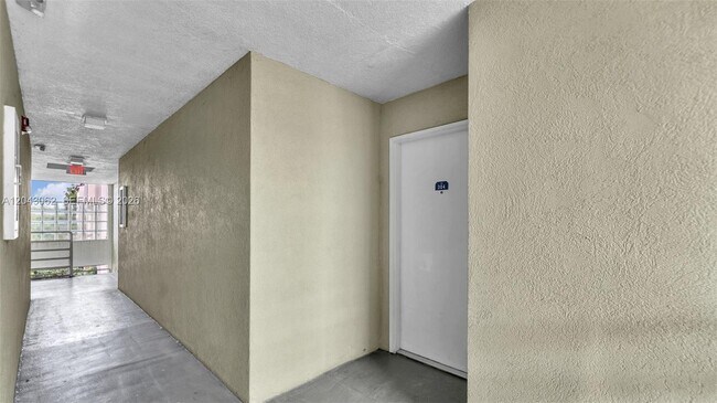 Building Photo - 10755 SW 108th Ave