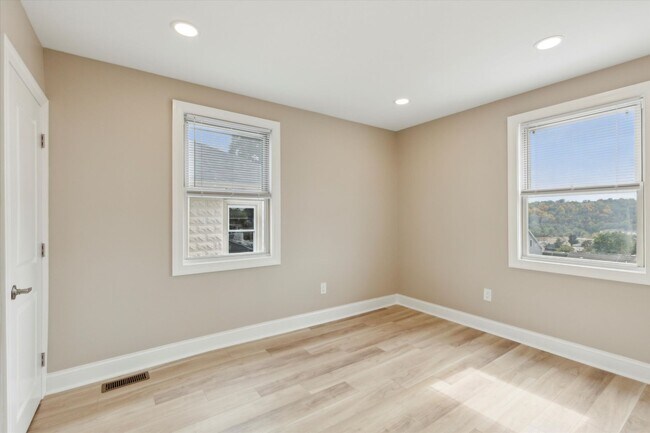 Building Photo - 327 E 10th Ave