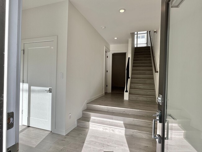 Building Photo - Modern home w/rooftop deck in desired Cher...