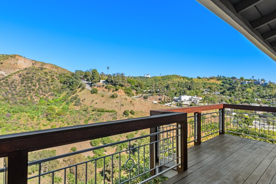 Building Photo - 2843 Lambert Dr