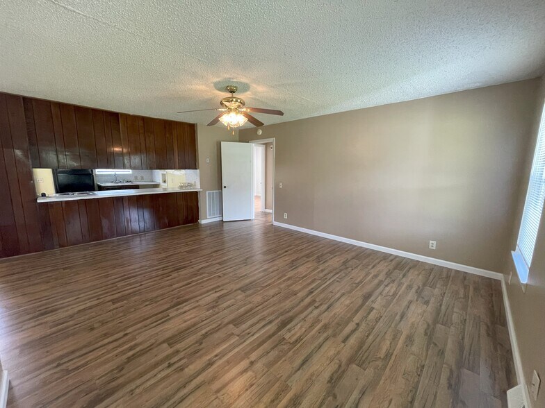 Building Photo - 106A Fisher Dr
