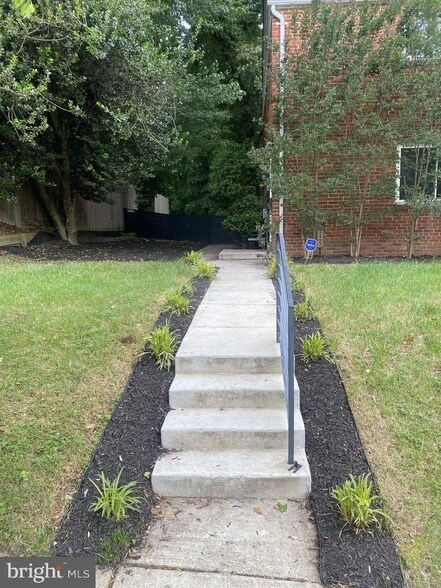 Building Photo - 2217 Gaylord Dr