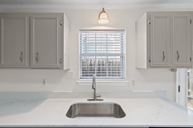 Building Photo - 2018 Briar Ct