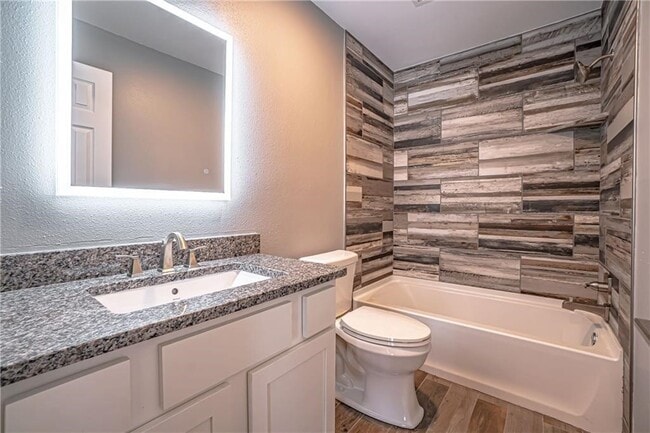 Building Photo - 1312 Royal Dr