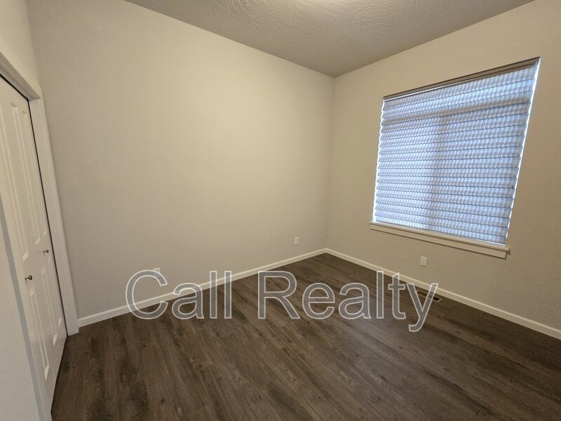 Building Photo - 5530 N Radium Ln