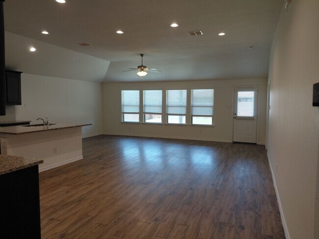 Building Photo - 4/2/3 located within 3 miles of Weatherford High School