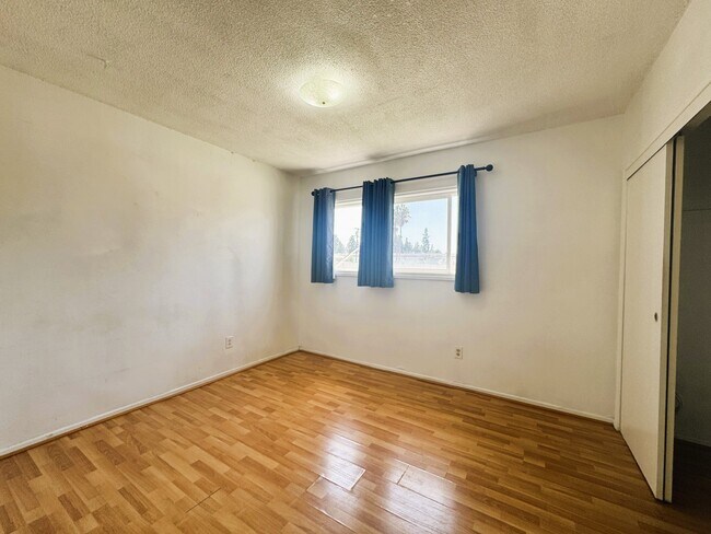 Building Photo - 2031 E Almont Ave