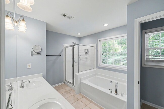 Building Photo - Exceptional 5-Bedroom Home with Finished Basement in Prime Location!