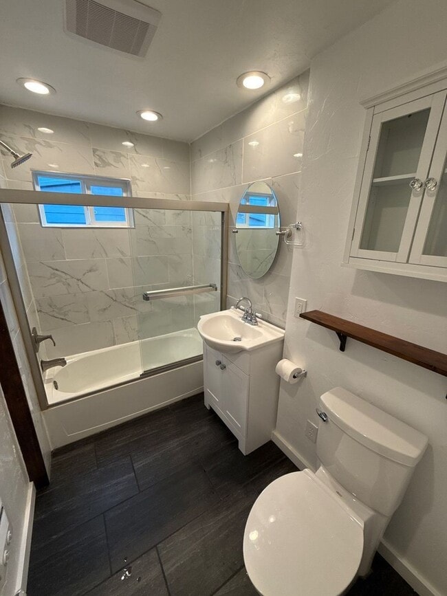 Building Photo - 1070 SW 16th Ave