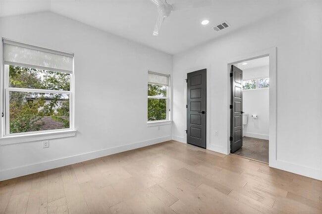 Building Photo - 2405 E 11th St