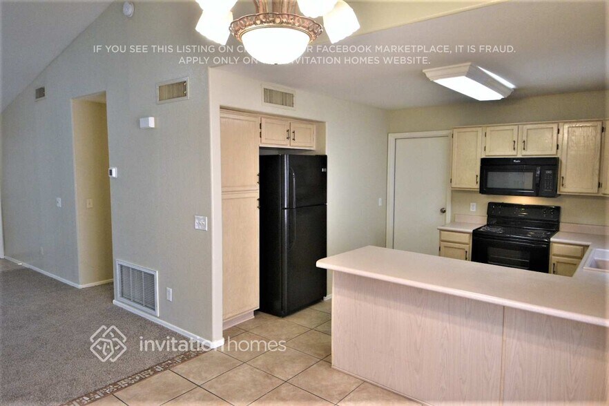 Building Photo - 7934 W Laurel Ln