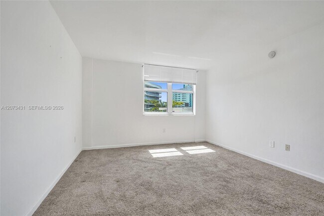 Building Photo - 10350 W Bay Harbor Dr