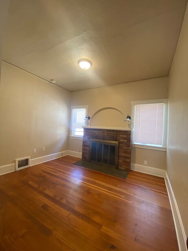 Building Photo - 216 6th St