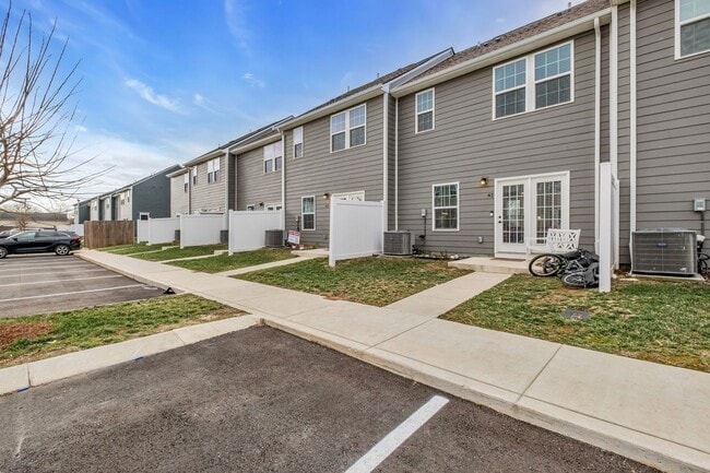 Building Photo - 3 BED 2.5 BATH TOWNHOME WALKING DISTANCE TO LEBANON SQUARE!